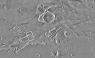 沙罗诺夫陨击坑位于该幅海盗号轨道器照片的中上部。
