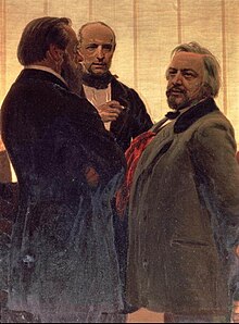 三个男人站在一起；两个留着胡子的男人，右边那个头发花白的男人，侧面有第三个男人在凝神盯着他们。