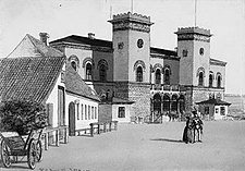 1849年时的罗斯基勒站，正门前的两个小亭子现已拆除。[1]