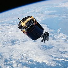 宇航员在STS-51-A任务中回收“西联星-6号”通信卫星，该卫星后来以“亚洲一号”的身份于1990年由长征三号火箭成功发射入轨