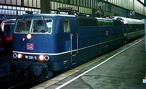 采用钴蓝色涂装的181 201号机车在斯图加特中央车站牵引由巴黎驶来的EN262次“东方快车”（2005年）