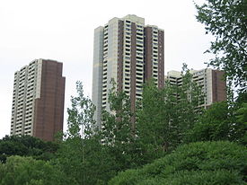 新月城的三座建筑耸立在泰勒溪（英语：Taylor-Massey Creek）峡谷（英语：Toronto ravine system）之上