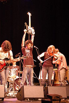 Do Make Say Think in concert at Art Rock in Saint-Brieuc, Brittany in 2007. From left to right: Ohad Benchetrit, Justin Small, Julie Penner, and Charles Spearin.
