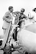 1958年10月12日，美国国防部长麦可罗伊前往桃园空军基地视察美国空军驻台的第83战斗拦截机中队的F-104星式战斗机[41]。