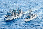 正在为子仪号巡防舰补给燃油的武夷号油弹补给舰。
