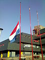 荷兰荷恩市政厅的荷兰国旗降半旗，以悼念马来西亚航空17号班机空难遇难者