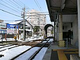 站台望向站内铁路道口。右边设有检票口。 （2010年1月20日）