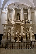 儒略二世墓，米开朗基罗的拉结和利亚的雕像在他的摩西的左边和右边