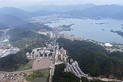 从空中观看淳安县城及千岛湖