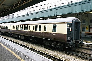 2008年时的英国铁路2型客车“带小型饮食柜台开放式二等座车/守车合造车”，拍摄于布里斯托尔圣殿草地站。