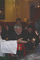 陈日君枢机于2006年平安夜子夜弥撒后向前来参观的大陆学生致送礼物