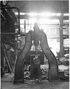 Small steam hammer 1900,[118] with line shafting and belt drives to the rear.