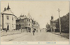 约1915年的中山路肥城路路口，左侧为G街区祥福洋行5号楼和海恩大楼旧址，右侧为福利洋行商业楼旧址