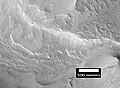 高分辨率成像科学设备显示的居里陨击坑内中央丘岩层的特写。