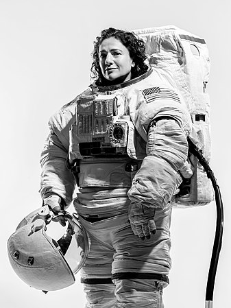 NASA宇航员杰西卡·梅尔身着舱外机动装置（宇航服）的肖像照。