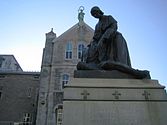 Jeanne Mance Monument at l'hôtel-Dieu de l'avenue des Pins