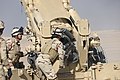 2018年，伊拉克陆军炮兵清理M198 榴弹炮炮膛。