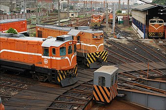 S316号、R26号柴电机车于彰化机务段