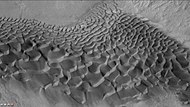 背景相机拍摄的波罗的斯克陨击坑内的沙丘，注意：这是前一幅图像的放大版。