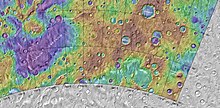 显示了孟德尔陨击坑相对于其他陨坑位置的激光高度计地图，颜色表示高程。