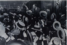 Hipólito Yrigoyen on a train during an electoral campaign (1926)