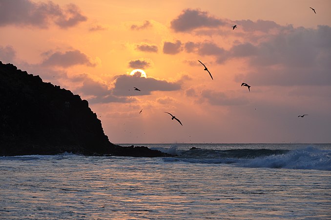 图为费尔南多·迪诺罗尼亚群岛的日落，该群岛位于巴西伯南布哥州。