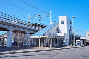 筒井站的入口与位于土堤上的车站月台（2024年3月）