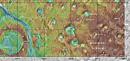 显示了克罗姆林陨击坑和附近其他陨坑的火星轨道器激光高度计地图,颜色表示海拔高度。