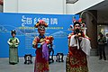 2018年闽剧《四郎探母》演出照片。与京剧类似，铁镜公主穿着清朝命妇的吉服、佩戴大拉翅。她的侍女亦穿着旗装。虽然她们是辽朝契丹人。