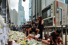 6.16 ~ 梁凌杰墮斃翌日，遊行期間市民陸續在該處獻花或紙鶴悼念死者