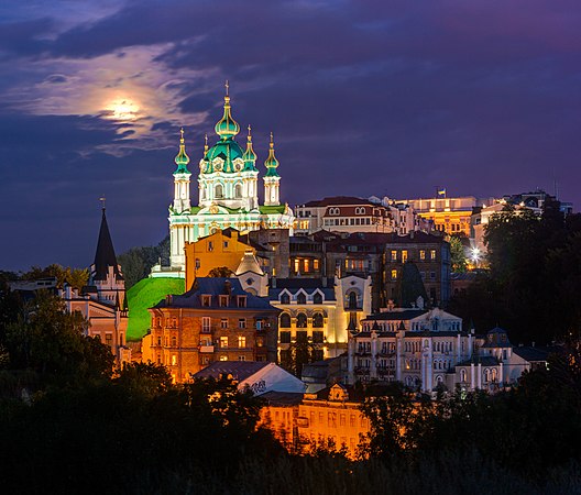 图为乌克兰基辅的圣安德烈教堂和安德烈斜坡。