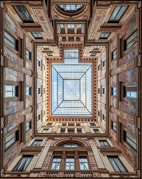 图为翁贝托风格建筑的一例：位于意大利罗马的夏拉美术馆。