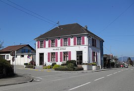 The town hall and school in Hecken