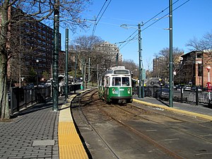 华盛顿广场站停靠的C支线列车（2016年4月）