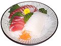 日本料理的特色菜：生鱼片（刺身），先进的冷冻技术引起了风潮