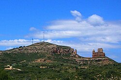 The Sierra Carrascosa with the Guerrero Romano rock formation near Bordón