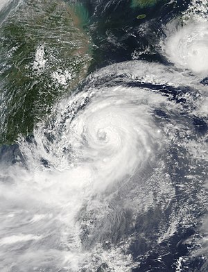 台风苏拉在8月1日登陆台湾，台风达维在其北方