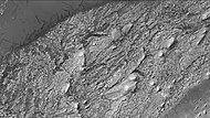 火星勘测轨道飞行器背景相机拍摄的克罗姆林陨击坑岩层和尘暴痕迹，注：这是前一幅陨坑图像的放大版。