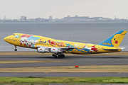 精灵宝可梦系列客机“比卡超巨无霸号”的波音747-400D