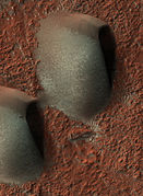 高分辨率成像科学设备显示的维尔茨陨击坑内带有涟漪纹和霜冻的沙丘。