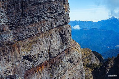 张元植攀登雪山南壁，远方为中央尖山