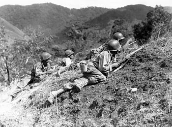 美军部队在吕宋岛上与疑似有日军阵地处展开对峙。