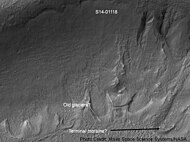 开普勒大陨击坑以北，埃里达尼亚区一座撞击坑内的冲沟。此外，有一些特征可能是残存的古冰川的遗迹。右边有一处呈舌状。该图片是火星全球探勘者号在公共目标计划下使用火星轨道器相机拍摄的。