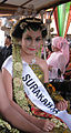 在梭罗的爪哇族，穿着及打扮均十分豪华美丽（称为dhodot 或是Solo basahan[25]）的爪哇族新娘。