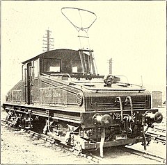 运营初期的照片，这时使用的是位于车鼻处的碗形受电弓。