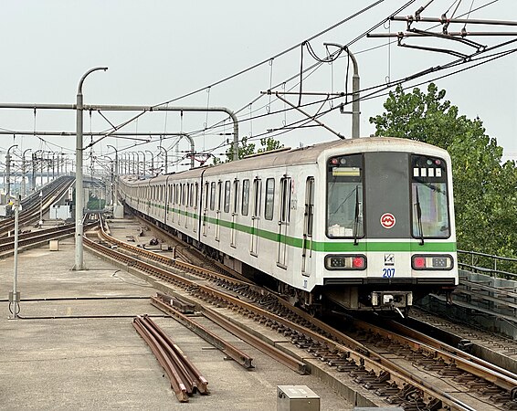 图为编号207的上海地铁02A01型电动列车驶离远东大道站。