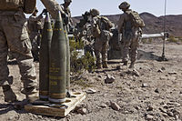已安装引信的M795榴弹（英语：M795 projectile），标明使用TNT装填