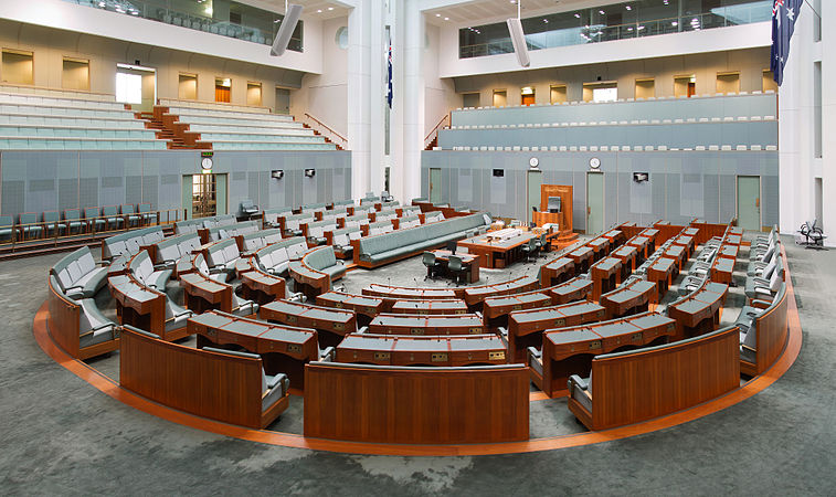 图为澳大利亚国会大厦内的澳大利亚众议院议事厅。国会大厦位于澳大利亚首都特区的堪培拉，于1988年的今天开幕。