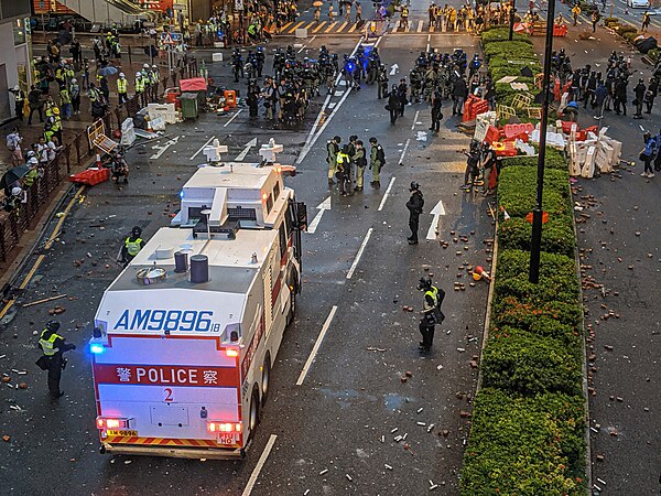 圖為香港荃葵青遊行期間警方的人群管理特別用途車。