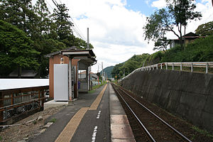 三加茂車站候車室與月台（2008年）